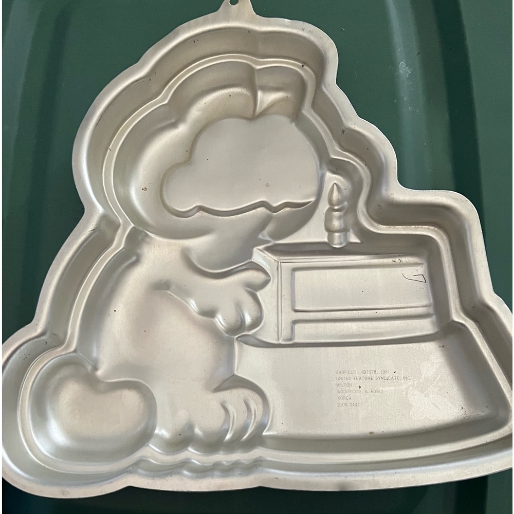 Vintage cake pans( Garfield,cabbage patch, tractor, troll)